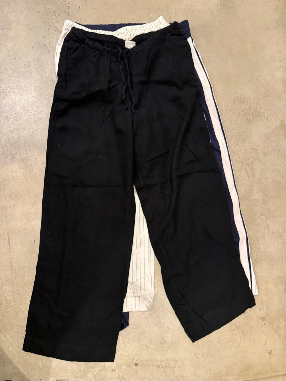 Bunch of Sweatpants sizes random S-M inquire $20per each